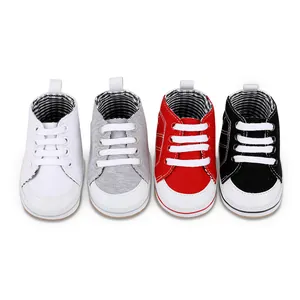 Gedetailleerd overzicht van vier kleuren baby canvas loopschoenen met gestreepte voering