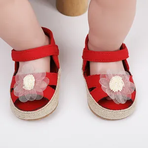 Vorderansicht roter Babyschuhe mit weißer Netzblume und weich geflochtener Sohle