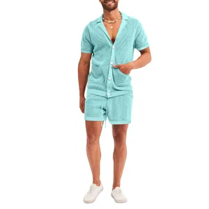 Vista detallada del conjunto turquesa para hombre de camisa y pantalón de punto