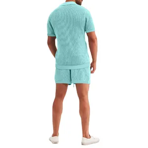 Vista trasera del conjunto de verano para hombre con camisa de malla turquesa y shorts