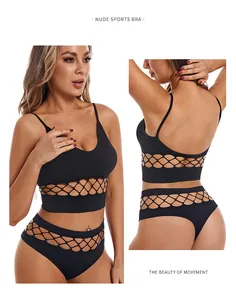 Vue détaillée d'un ensemble de lingerie noir ajouré avec soutien-gorge et string assorti.