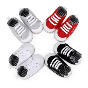 Collectie kleurrijke baby-loopschoentjes verkrijgbaar in rood, grijs, wit en zwart