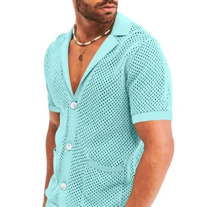 Primer plano de camisa de punto azul claro para hombre con textura de malla transpirable