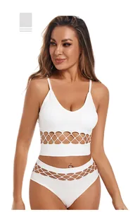 Vue détaillée d'un ensemble de lingerie blanc ajouré avec motif en maille.