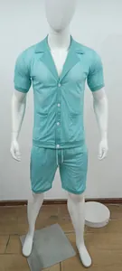Vista frontal del conjunto de camisa y pantalón corto de malla verde menta para hombre