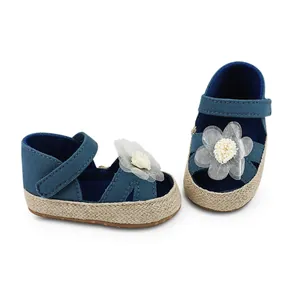 Blaue Baby-Prinzessin-Schuhe für Mädchen mit Blumendetail und Espadrille-Sohle.