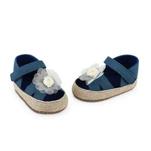 Detailansicht der marineblauen Babyschuhe für Mädchen mit Netzblume und gewebter Sohle
