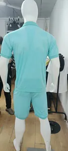 Vista trasera del conjunto de camisa y pantalón corto de malla turquesa para hombre