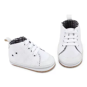 Gedetailleerd overzicht van witte canvas babyschoenen voor wandelen met zachte zolen