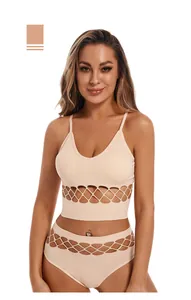 Détail de l'ensemble de lingerie ajouré beige avec soutien-gorge sans armature côtelé