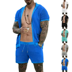 Conjunto de verano para hombre con camisa y pantalones cortos de malla en varios colores.