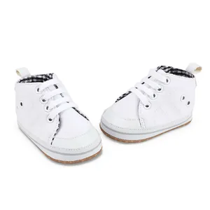 Gedetailleerde close-up van witte canvas baby loopschoenen met een zachte voering.