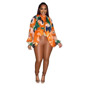 Vista frontale di una modella che indossa un top in chiffon con stampa astratta