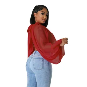 Elegante camicetta rossa in chiffon con maniche a pipistrello e sexy dettaglio stringato