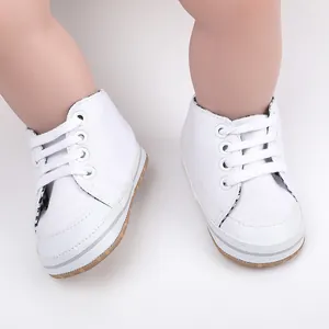 Detailopname van witte canvas baby loopschoentjes met zachte veters voor baby's
