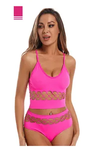 Vue détaillée de l'ensemble de lingerie rose fluo avec motif ajouré et tissu extensible