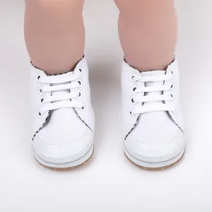 Gedetailleerd zicht op witte canvas baby wandelschoenen voor baby's van 0 tot 1 jaar