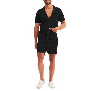 Vista detallada de un conjunto veraniego de punto de malla negro para hombre con pantalón