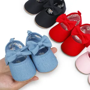 Detalle de zapatos de princesa para bebé niña con suelas blandas y lazos decorativos