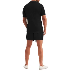 Vista trasera de un conjunto de malla negra para hombre con camisa corta y pantalones