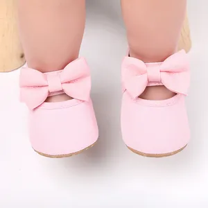 Primer plano de zapatos de princesa rosa para bebé niña con lazos decorativos de lona suave