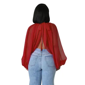 Vista posteriore di una camicetta in chiffon rosso con mantella e maniche a pipistrello.
