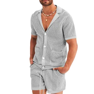 Vista detallada del conjunto de dos piezas de punto de malla gris para hombre.