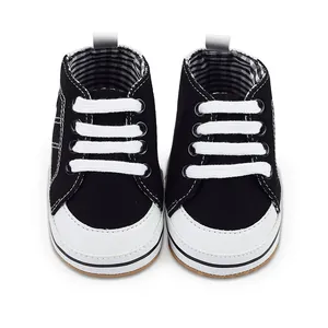 Bovenaanzicht van zwart-witte canvas loopschoenen voor baby's van 0-1 jaar oud