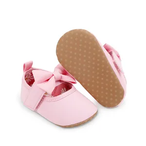 Detalle de zapatos de princesa rosas para bebé con suela antideslizante suave con puntos