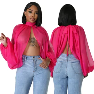 Dettaglio fronte e retro di una blusa in chiffon rosa acceso con maniche a pipistrello