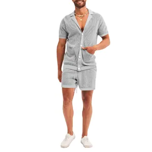 Detalle del conjunto de dos piezas para hombre en punto de malla gris claro de verano