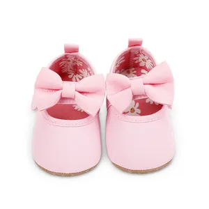 Primer plano zapatos princesa rosa para bebé con lazo y forro floral de margaritas