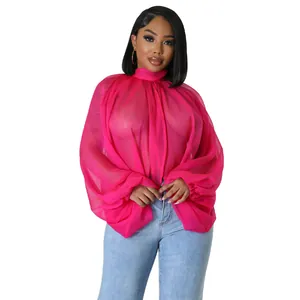 Elegante camicetta in chiffon rosa trasparente con maniche a sbuffo e collo alto a fiocco