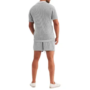 Vista detallada trasera del conjunto de verano gris de malla transpirable para hombres.