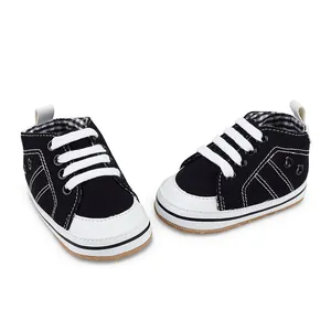 Detailopname van zwart-witte canvas baby loopschoenen voor peuters van 0-1 jaar oud.