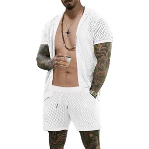 Detalle de la textura de malla transpirable del conjunto de verano blanco para hombre.