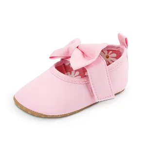 Detalle de zapato de princesa rosa para bebé niña con lazo y suela blanda