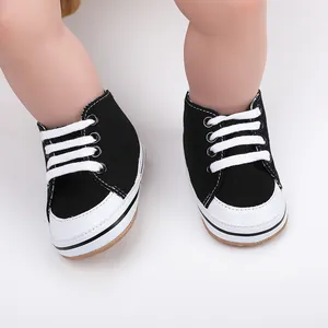 Gedetailleerd overzicht van klassieke zwart-witte canvas baby loopschoenen voor baby's 0-1 jaar