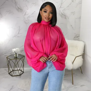 Elegante blusa in chiffon rosa trasparente con maniche a pipistrello e collo alto