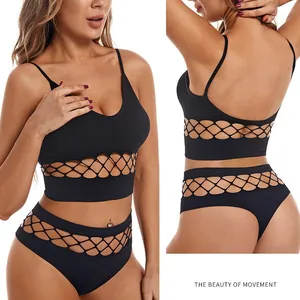 Ensemble de lingerie noir ajouré avec haut de soutien-gorge sans armature et culotte assortie