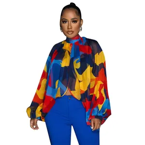 Camicetta in chiffon con stampa astratta multicolore, maniche a pipistrello e collo alto