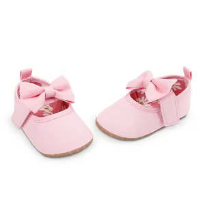 Vista detallada de zapatos de princesa rosa para bebé con suela blanda y lazo decorativo