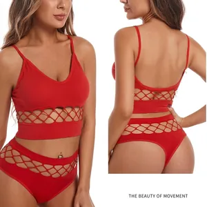 Ensemble de lingerie rouge sexy avec découpes et mesh pour le fitness et le sport.