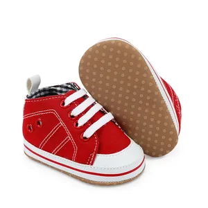 Detail van de antislipzool en het canvas van deze rode baby loopschoenen voor baby's