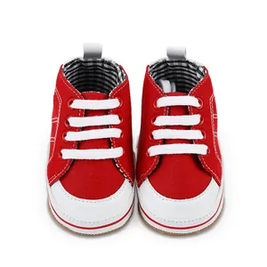 Gedetailleerd overzicht van de rood-witte canvas baby-wandelschoenen voor 0 tot 1 jaar