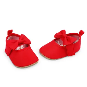 Vista detallada de zapatos de princesa rojos para recién nacido con lazo