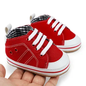 Detailopname van rood-witte canvas baby loopschoentjes voor baby's van 0 tot 1 jaar