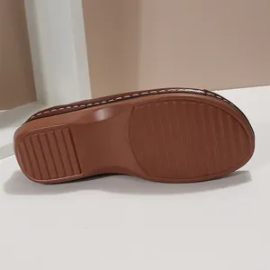 Nahaufnahme der rutschfesten braunen Sohle einer Damen-Plateau-Keilsandalette im Detail