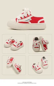 Vues sous plusieurs angles de baskets en toile rouge et blanc pour enfants avec semelles.