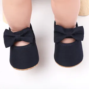 Vista detallada de zapatos de princesa para bebé azul marino con lazos elegantes